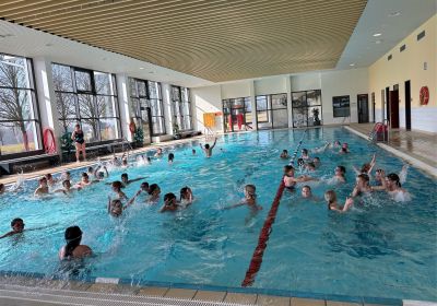 Schwimmunterricht im Hallenbad Massing