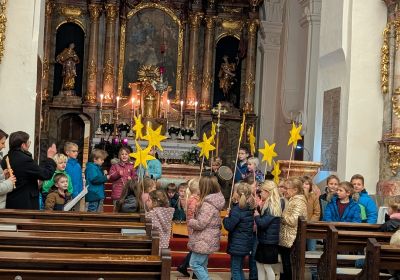 Viele Lichter für den Advent – Adventsandacht der Schulfamilie